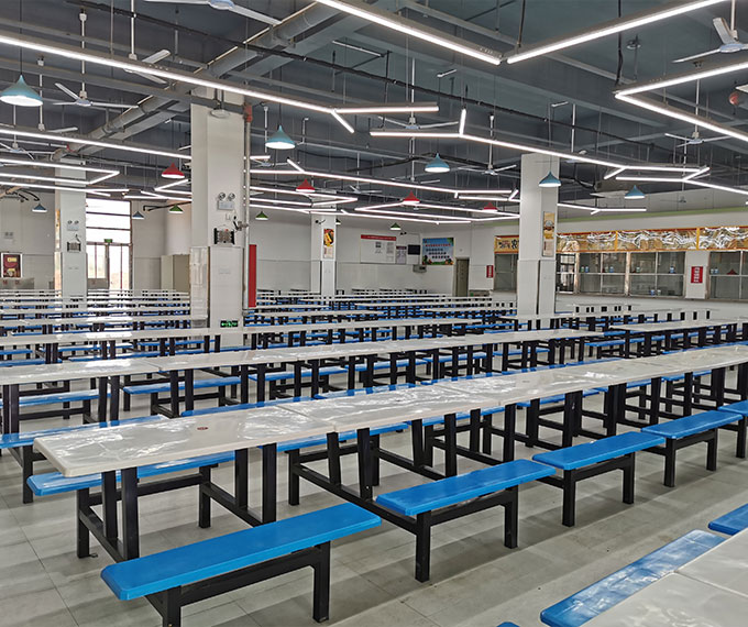 现代化的学校餐厅